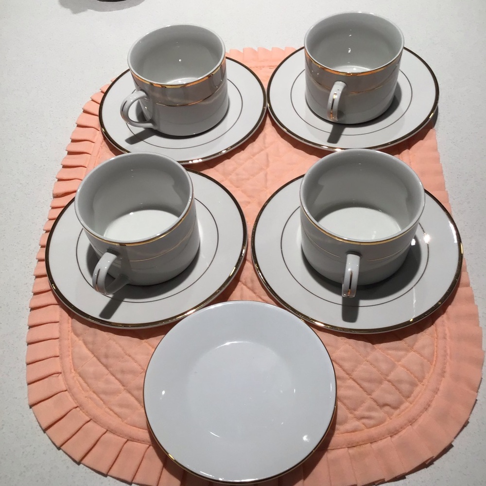 TOWLE Fine China Gold Trim Tea Cup and Saucer set of 4